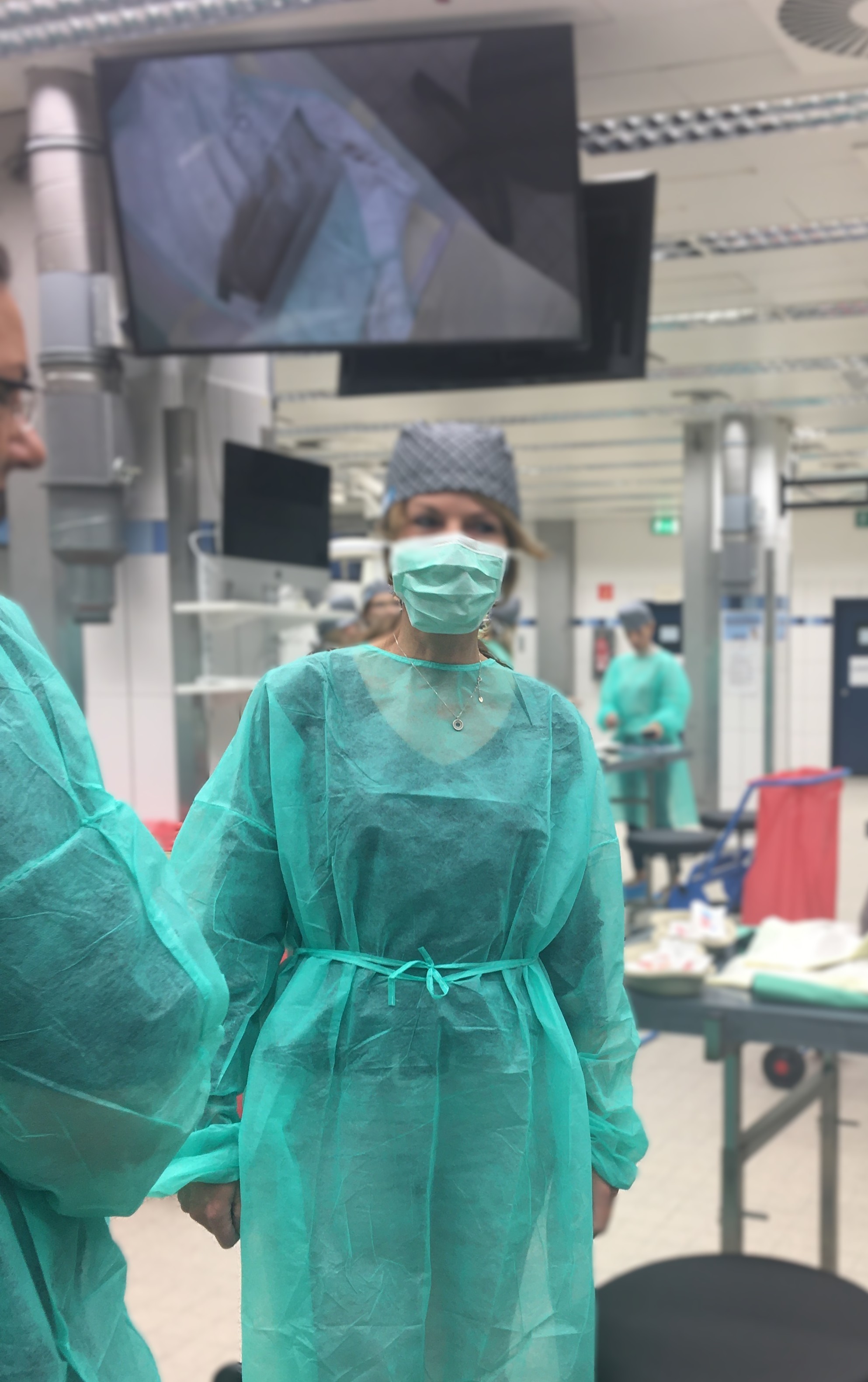 Anja Lahnstein in OP-Kleidung während eines Pathologiekurses